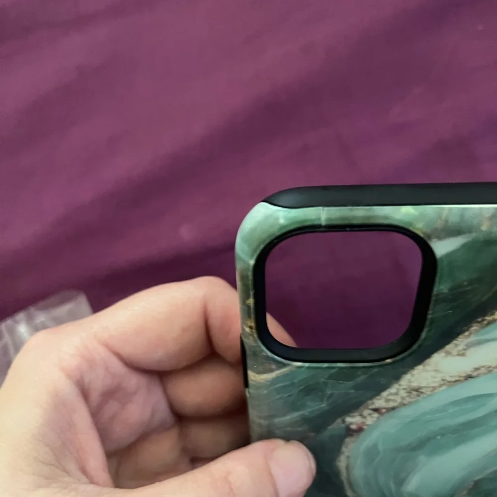 This is green and gold hard case to iPhone 11Pro.